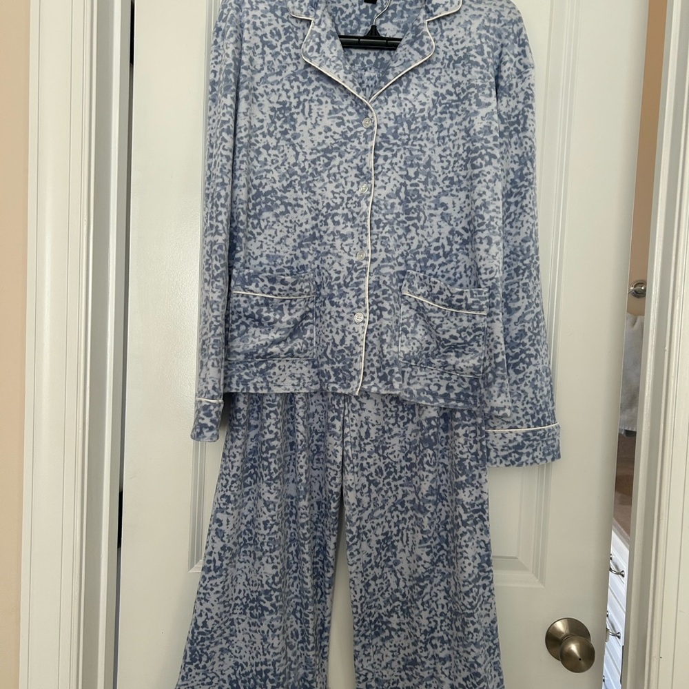 Donna Karan Notch Collar Velour Pajamas Set Ladies size Small. New with tags.